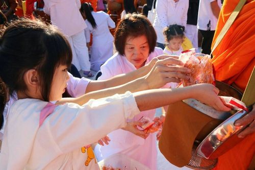 ภาพ No.19458:ประมวลภาพตักบาตรพระ 1,199 รูป ณ ข่วงเมืองน่าน