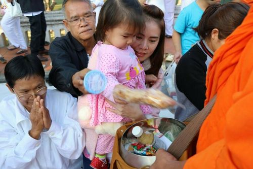 ภาพ No.19457:ประมวลภาพตักบาตรพระ 1,199 รูป ณ ข่วงเมืองน่าน