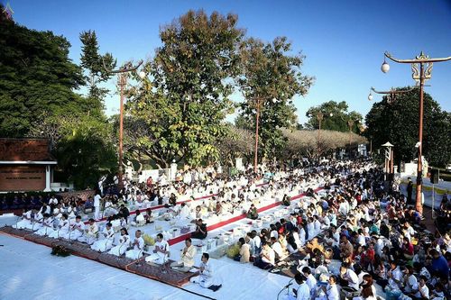 ภาพ No.19450:ประมวลภาพตักบาตรพระ 1,199 รูป ณ ข่วงเมืองน่าน