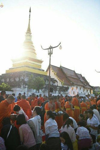 ภาพ No.19460:ประมวลภาพตักบาตรพระ 1,199 รูป ณ ข่วงเมืองน่าน