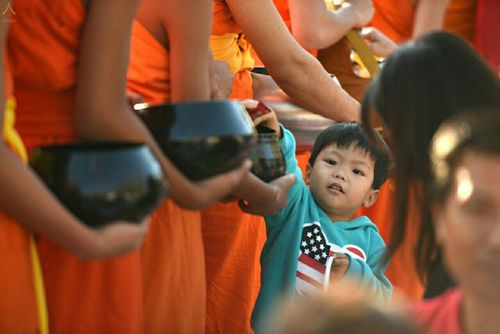 ภาพ No.19462:ประมวลภาพตักบาตรพระ 1,199 รูป ณ ข่วงเมืองน่าน