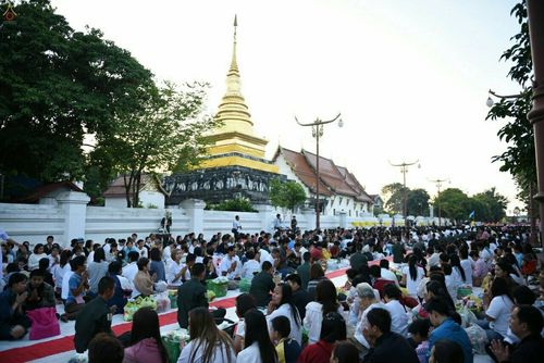 ภาพ No.19463:ประมวลภาพตักบาตรพระ 1,199 รูป ณ ข่วงเมืองน่าน