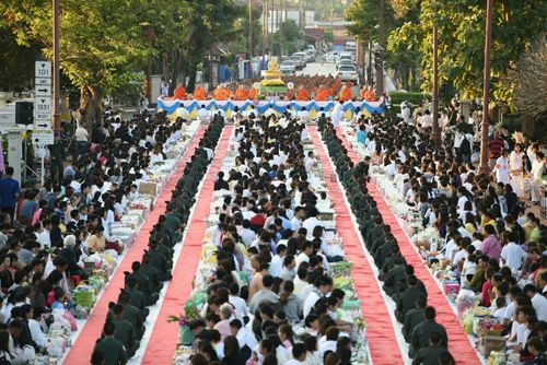 ภาพ No.19468:ประมวลภาพตักบาตรพระ 1,199 รูป ณ ข่วงเมืองน่าน