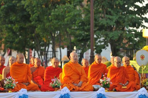 ภาพ No.19467:ประมวลภาพตักบาตรพระ 1,199 รูป ณ ข่วงเมืองน่าน