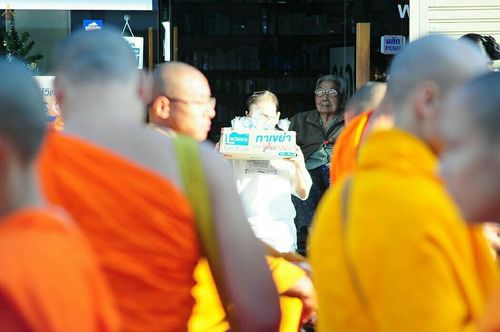 ภาพ No.19510:ประมวลภาพตักบาตรพระนานาชาติ 10,000 รูป จ.เชียงใหม่ วันอาทิตย์ 27 ธันวาคม พ.ศ. 2558