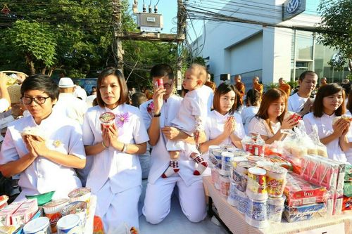 ภาพ No.19514:ประมวลภาพตักบาตรพระนานาชาติ 10,000 รูป จ.เชียงใหม่ วันอาทิตย์ 27 ธันวาคม พ.ศ. 2558