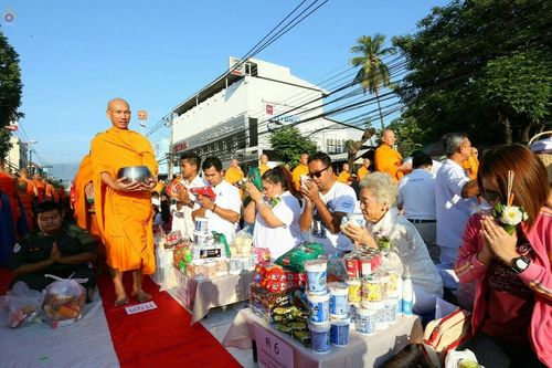 ภาพ No.19519:ประมวลภาพตักบาตรพระนานาชาติ 10,000 รูป จ.เชียงใหม่ วันอาทิตย์ 27 ธันวาคม พ.ศ. 2558