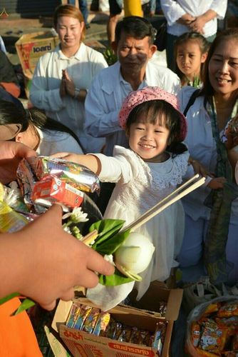 ภาพ No.19518:ประมวลภาพตักบาตรพระนานาชาติ 10,000 รูป จ.เชียงใหม่ วันอาทิตย์ 27 ธันวาคม พ.ศ. 2558