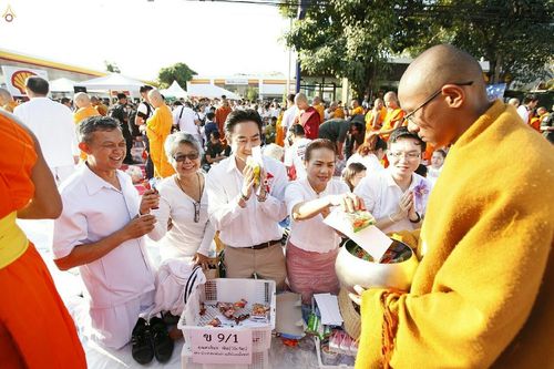 ภาพ No.19525:ประมวลภาพตักบาตรพระนานาชาติ 10,000 รูป จ.เชียงใหม่ วันอาทิตย์ 27 ธันวาคม พ.ศ. 2558