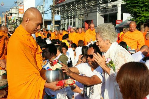 ภาพ No.19524:ประมวลภาพตักบาตรพระนานาชาติ 10,000 รูป จ.เชียงใหม่ วันอาทิตย์ 27 ธันวาคม พ.ศ. 2558
