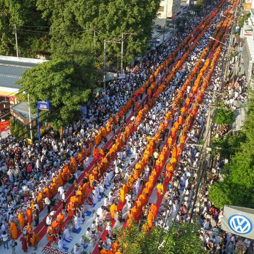 ภาพ No.19532:ประมวลภาพตักบาตรพระนานาชาติ 10,000 รูป จ.เชียงใหม่ วันอาทิตย์ 27 ธันวาคม พ.ศ. 2558