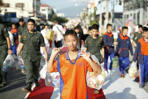 ภาพ No.19534:ประมวลภาพตักบาตรพระนานาชาติ 10,000 รูป จ.เชียงใหม่ วันอาทิตย์ 27 ธันวาคม พ.ศ. 2558