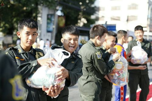 ภาพ No.19538:ประมวลภาพตักบาตรพระนานาชาติ 10,000 รูป จ.เชียงใหม่ วันอาทิตย์ 27 ธันวาคม พ.ศ. 2558