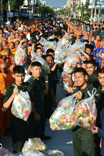 ภาพ No.19539:ประมวลภาพตักบาตรพระนานาชาติ 10,000 รูป จ.เชียงใหม่ วันอาทิตย์ 27 ธันวาคม พ.ศ. 2558
