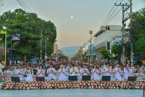 ภาพ No.19543:ประมวลภาพตักบาตรพระนานาชาติ 10,000 รูป จ.เชียงใหม่ วันอาทิตย์ 27 ธันวาคม พ.ศ. 2558