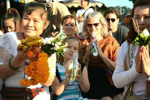 ภาพ No.19551:ประมวลภาพตักบาตรพระนานาชาติ 10,000 รูป จ.เชียงใหม่ วันอาทิตย์ 27 ธันวาคม พ.ศ. 2558