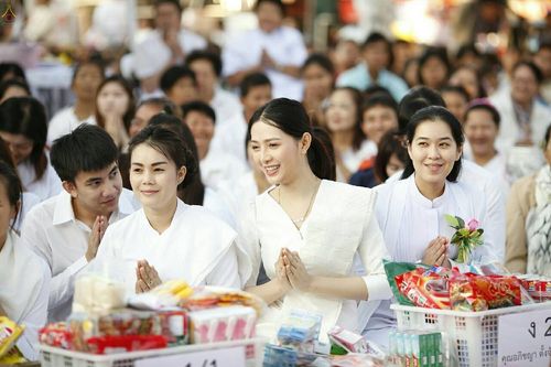 ภาพ No.19557:ประมวลภาพตักบาตรพระนานาชาติ 10,000 รูป จ.เชียงใหม่ วันอาทิตย์ 27 ธันวาคม พ.ศ. 2558