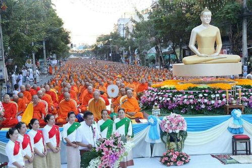 ภาพ No.19564:ประมวลภาพตักบาตรพระนานาชาติ 10,000 รูป จ.เชียงใหม่ วันอาทิตย์ 27 ธันวาคม พ.ศ. 2558