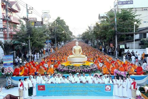 ภาพ No.19568:ประมวลภาพตักบาตรพระนานาชาติ 10,000 รูป จ.เชียงใหม่ วันอาทิตย์ 27 ธันวาคม พ.ศ. 2558