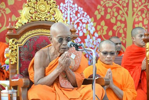 ภาพ No.19580:ประมวลภาพตักบาตรพระนานาชาติ 10,000 รูป จ.เชียงใหม่ วันอาทิตย์ 27 ธันวาคม พ.ศ. 2558