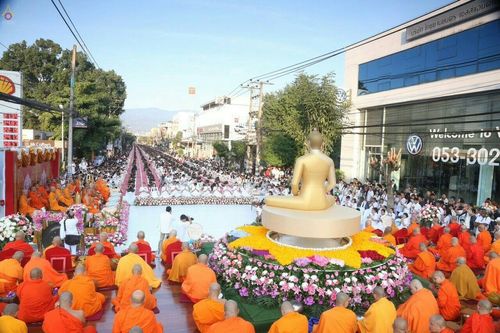 ภาพ No.19585:ประมวลภาพตักบาตรพระนานาชาติ 10,000 รูป จ.เชียงใหม่ วันอาทิตย์ 27 ธันวาคม พ.ศ. 2558
