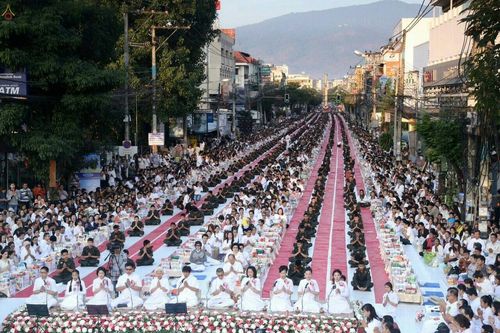 ภาพ No.19587:ประมวลภาพตักบาตรพระนานาชาติ 10,000 รูป จ.เชียงใหม่ วันอาทิตย์ 27 ธันวาคม พ.ศ. 2558