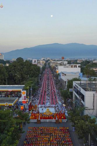 ภาพ No.19579:ประมวลภาพตักบาตรพระนานาชาติ 10,000 รูป จ.เชียงใหม่ วันอาทิตย์ 27 ธันวาคม พ.ศ. 2558