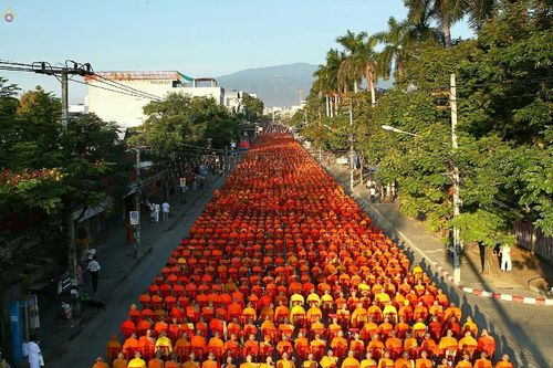 ภาพ No.19594:ประมวลภาพตักบาตรพระนานาชาติ 10,000 รูป จ.เชียงใหม่ วันอาทิตย์ 27 ธันวาคม พ.ศ. 2558