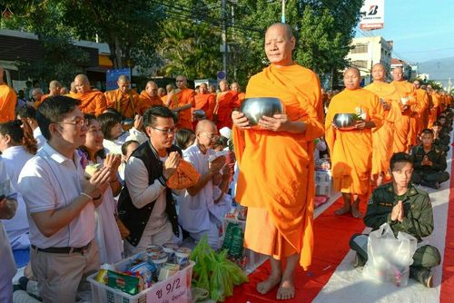 ภาพ No.19600:ประมวลภาพตักบาตรพระนานาชาติ 10,000 รูป จ.เชียงใหม่ วันอาทิตย์ 27 ธันวาคม พ.ศ. 2558