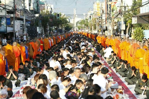 ภาพ No.19612:ประมวลภาพตักบาตรพระนานาชาติ 10,000 รูป จ.เชียงใหม่ วันอาทิตย์ 27 ธันวาคม พ.ศ. 2558