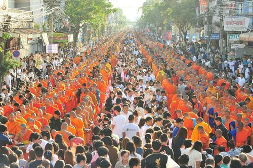 ภาพ No.19614:ประมวลภาพตักบาตรพระนานาชาติ 10,000 รูป จ.เชียงใหม่ วันอาทิตย์ 27 ธันวาคม พ.ศ. 2558