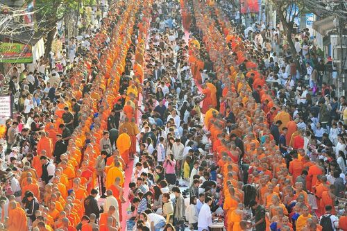 ภาพ No.19613:ประมวลภาพตักบาตรพระนานาชาติ 10,000 รูป จ.เชียงใหม่ วันอาทิตย์ 27 ธันวาคม พ.ศ. 2558