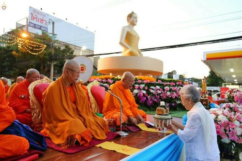 ภาพ No.19605:ประมวลภาพตักบาตรพระนานาชาติ 10,000 รูป จ.เชียงใหม่ วันอาทิตย์ 27 ธันวาคม พ.ศ. 2558