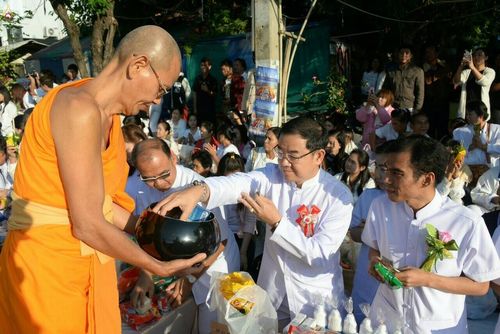 ภาพ No.19615:ประมวลภาพตักบาตรพระนานาชาติ 10,000 รูป จ.เชียงใหม่ วันอาทิตย์ 27 ธันวาคม พ.ศ. 2558
