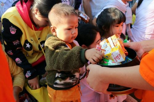 ภาพ No.19622:ประมวลภาพตักบาตรพระนานาชาติ 10,000 รูป จ.เชียงใหม่ วันอาทิตย์ 27 ธันวาคม พ.ศ. 2558