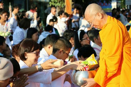 ภาพ No.19624:ประมวลภาพตักบาตรพระนานาชาติ 10,000 รูป จ.เชียงใหม่ วันอาทิตย์ 27 ธันวาคม พ.ศ. 2558