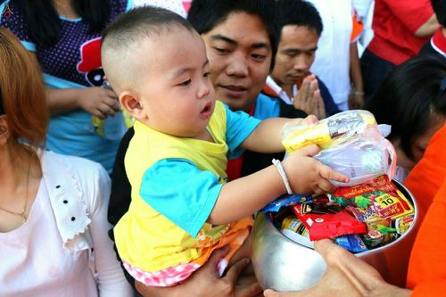 ภาพ No.19628:ประมวลภาพตักบาตรพระนานาชาติ 10,000 รูป จ.เชียงใหม่ วันอาทิตย์ 27 ธันวาคม พ.ศ. 2558