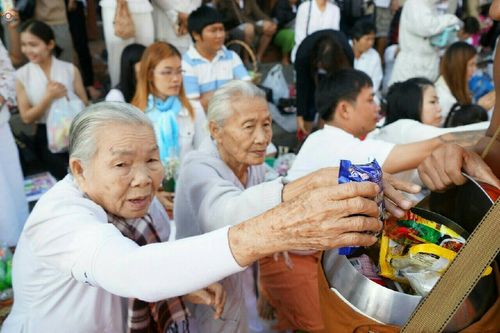 ภาพ No.19630:ประมวลภาพตักบาตรพระนานาชาติ 10,000 รูป จ.เชียงใหม่ วันอาทิตย์ 27 ธันวาคม พ.ศ. 2558