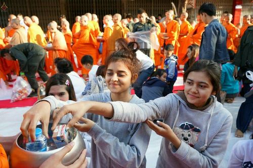 ภาพ No.19633:ประมวลภาพตักบาตรพระนานาชาติ 10,000 รูป จ.เชียงใหม่ วันอาทิตย์ 27 ธันวาคม พ.ศ. 2558