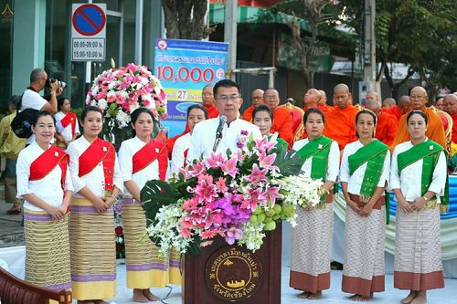 ภาพ No.19626:ประมวลภาพตักบาตรพระนานาชาติ 10,000 รูป จ.เชียงใหม่ วันอาทิตย์ 27 ธันวาคม พ.ศ. 2558