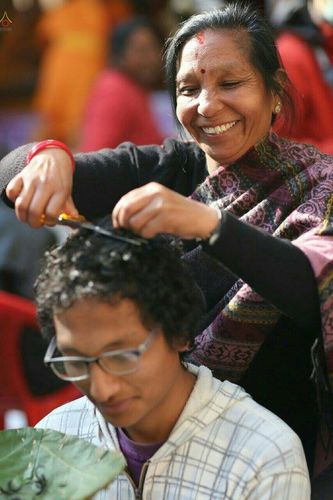 ภาพ No.19822:พิธีตัดปอยผมและแห่นาคธรรมทายาทในโครงการบรรพชาสามเณรเนปาล 150 รูป