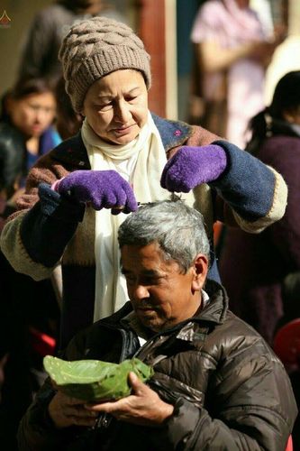 ภาพ No.19826:พิธีตัดปอยผมและแห่นาคธรรมทายาทในโครงการบรรพชาสามเณรเนปาล 150 รูป