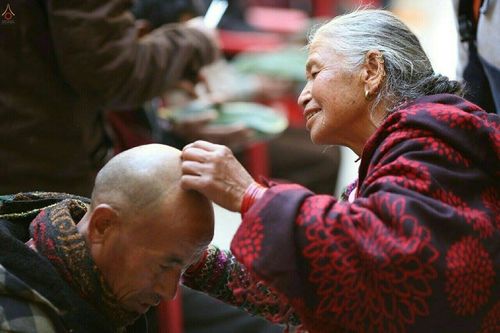 ภาพ No.19824:พิธีตัดปอยผมและแห่นาคธรรมทายาทในโครงการบรรพชาสามเณรเนปาล 150 รูป