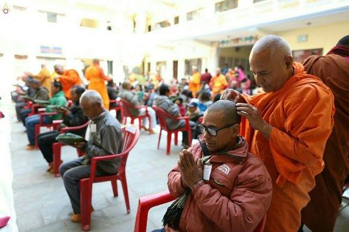 ภาพ No.19825:พิธีตัดปอยผมและแห่นาคธรรมทายาทในโครงการบรรพชาสามเณรเนปาล 150 รูป