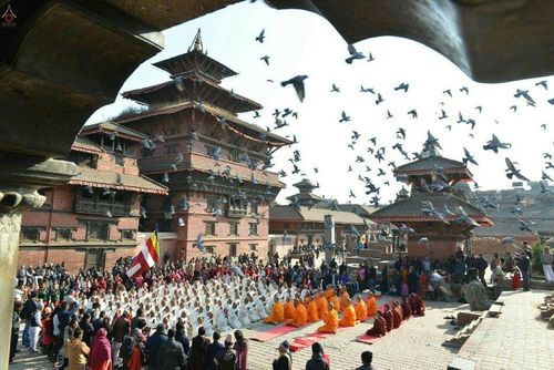 ภาพ No.19817:พิธีตัดปอยผมและแห่นาคธรรมทายาทในโครงการบรรพชาสามเณรเนปาล 150 รูป