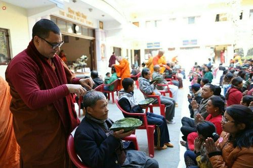 ภาพ No.19828:พิธีตัดปอยผมและแห่นาคธรรมทายาทในโครงการบรรพชาสามเณรเนปาล 150 รูป