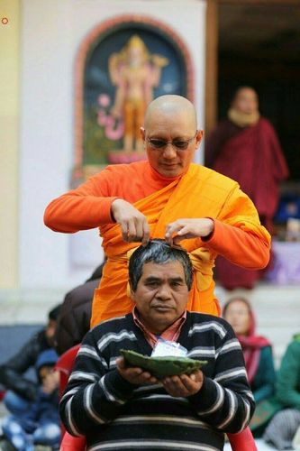 ภาพ No.19830:พิธีตัดปอยผมและแห่นาคธรรมทายาทในโครงการบรรพชาสามเณรเนปาล 150 รูป