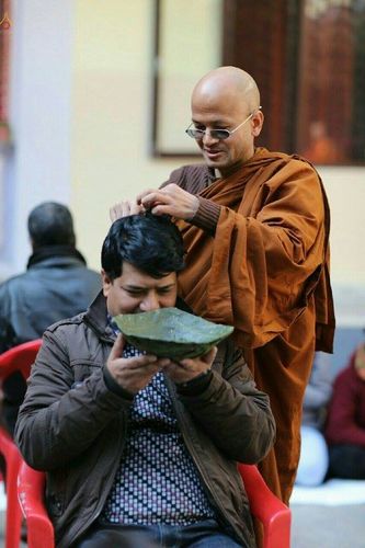 ภาพ No.19831:พิธีตัดปอยผมและแห่นาคธรรมทายาทในโครงการบรรพชาสามเณรเนปาล 150 รูป