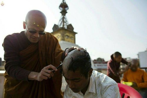 ภาพ No.19834:พิธีตัดปอยผมและแห่นาคธรรมทายาทในโครงการบรรพชาสามเณรเนปาล 150 รูป