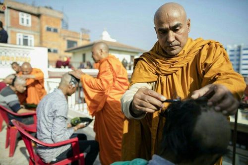 ภาพ No.19836:พิธีตัดปอยผมและแห่นาคธรรมทายาทในโครงการบรรพชาสามเณรเนปาล 150 รูป